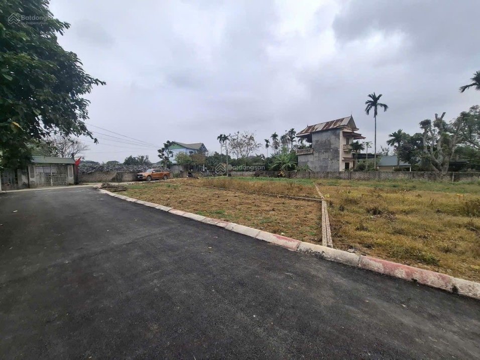 Chủ cần tiền bán gấp lô góc 579m2 có 300m2 TC, mặt tiền 28m, giá 3,7 tỷ, đất ở tại Tản Lĩnh, Ba Vì